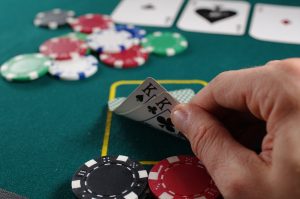 Lire la suite à propos de l’article Gestion Bankroll Poker: Apprenez à Gérer votre Argent de Poker